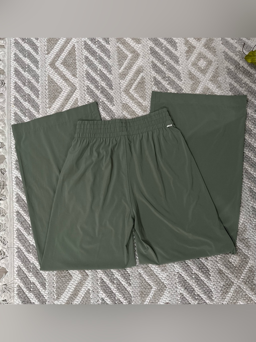 Vuori Women's Villa Wideleg Pant Sage color M